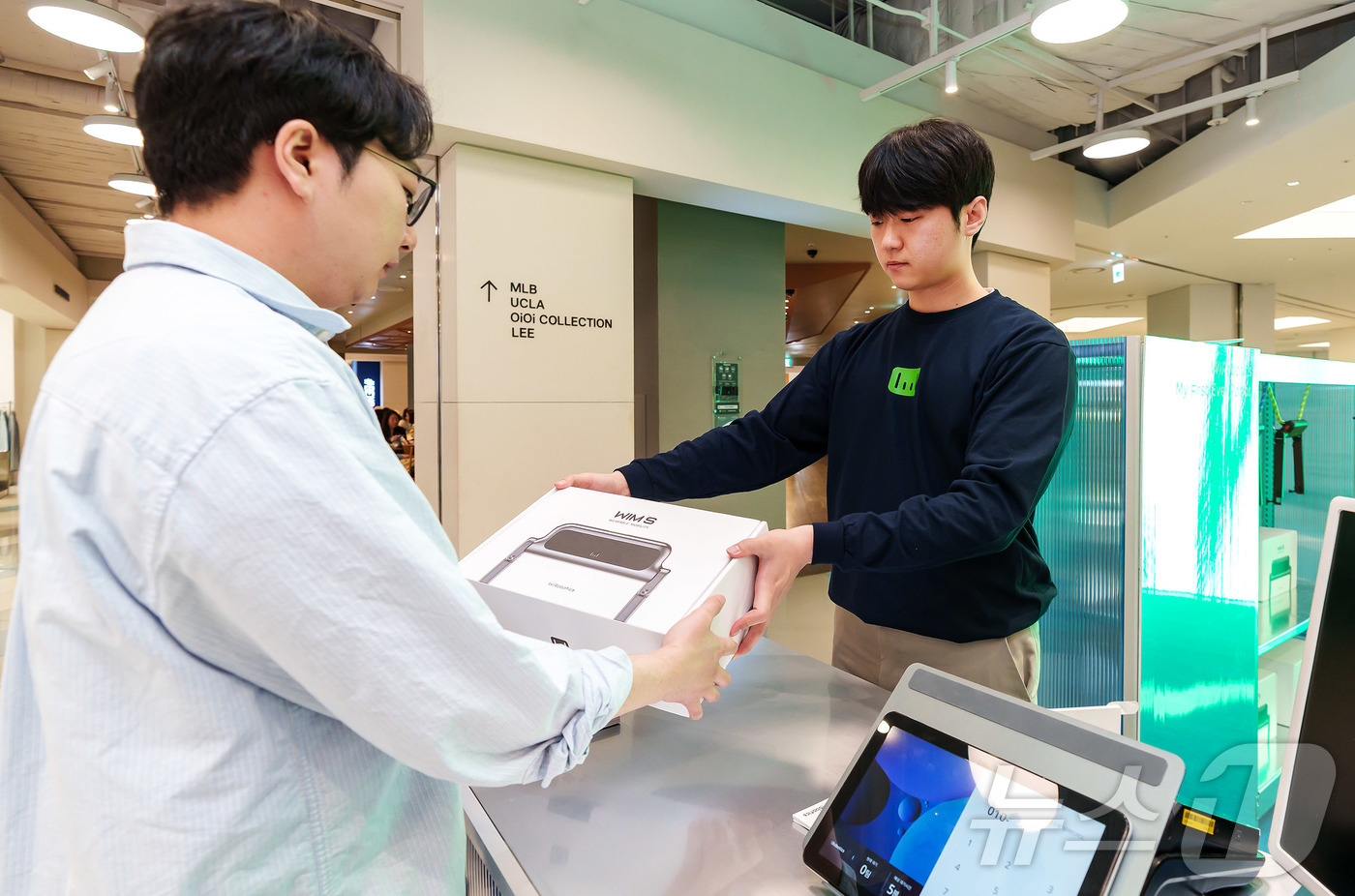 (서울=뉴스1) = 위로보틱스는 4월 25일부터 5월 1일까지 서울 양천구 현대백화점 목동점에서 ‘윔 S’(WIM S) 팝업스토어를 열었다.위로보틱스의 ‘윔 S’는 단순한 보행 보 …