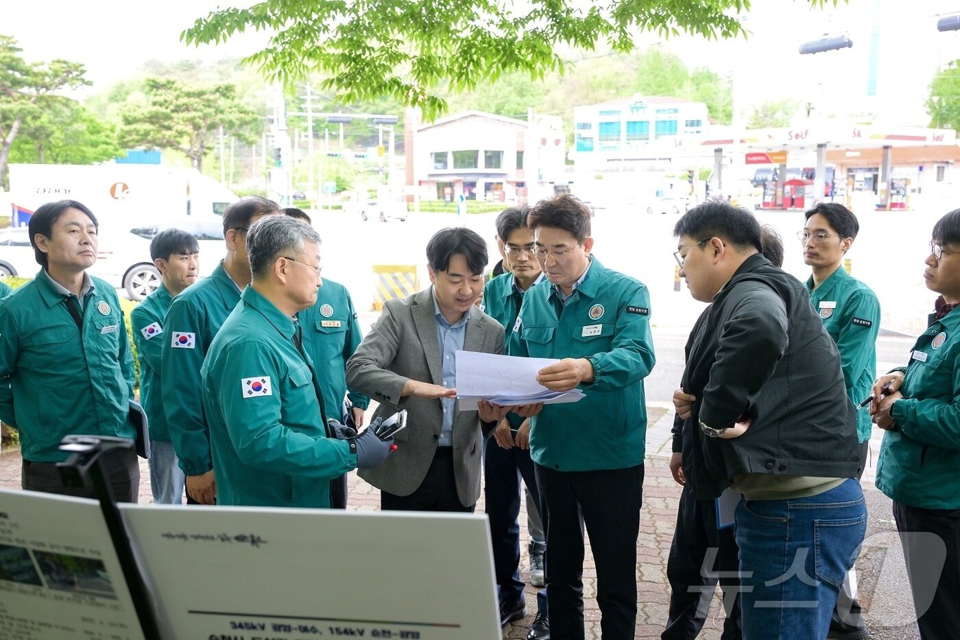 본문 이미지 - 노관규 순천시장이 25일 지중화 공사 현장을 찾아 땅꺼짐 사고에 대한 안전 점검을 하고 있다.(순천시 제공. 재판매 및 DB 금지)