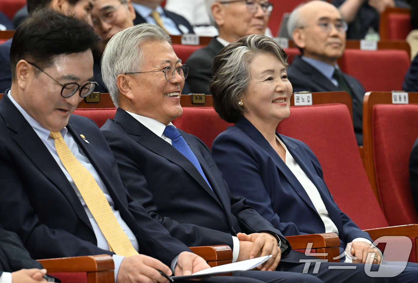 (서울=뉴스1) 안은나 기자 = 문재인 전 대통령과 김정숙 여사가 25일 서울 여의도 국회도서관에서 열린 4·27 판문점선언 7주년 기념식에 참석해 미소짓고 있다. (공동취재) 2 …