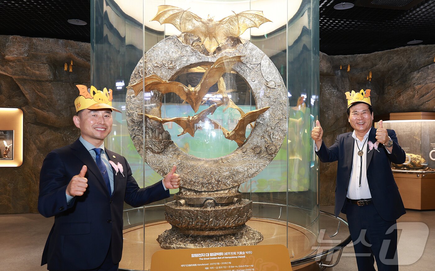 본문 이미지 - 이상익 전남 함평군수가 25일 제27회 함평나비대축제 개최를 맞아 황금박쥐상을 방문하고 있다.&#40;함평군 제공. 재배포 및 DB 금지&#41;