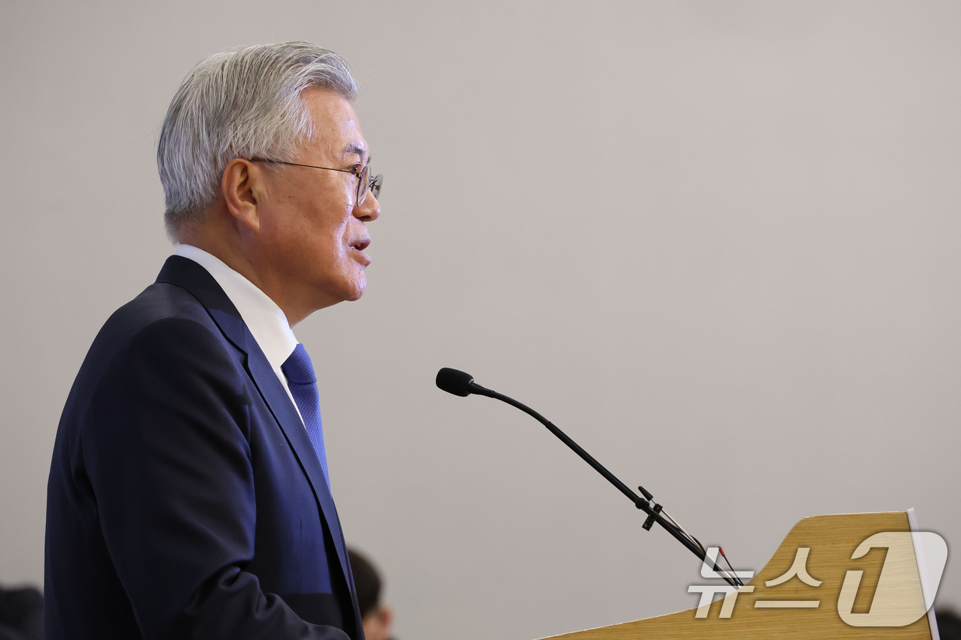 (서울=뉴스1) 안은나 기자 = 문재인 전 대통령이 25일 서울 여의도 국회도서관에서 열린 4·27 판문점선언 7주년 기념식에서 기념사를 하고 있다. (공동취재) 2025.4.25 …