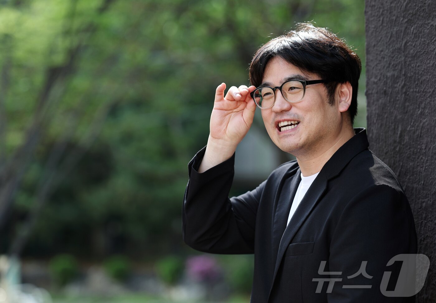 본문 이미지 - 사회학자 오찬호 교수가 지난달 23일 서울 중구의 한 카페에서 열린 뉴스1과의 인터뷰에서 포즈를 취하고 있다. 2025.4.23/뉴스1 ⓒ News1 오대일 기자