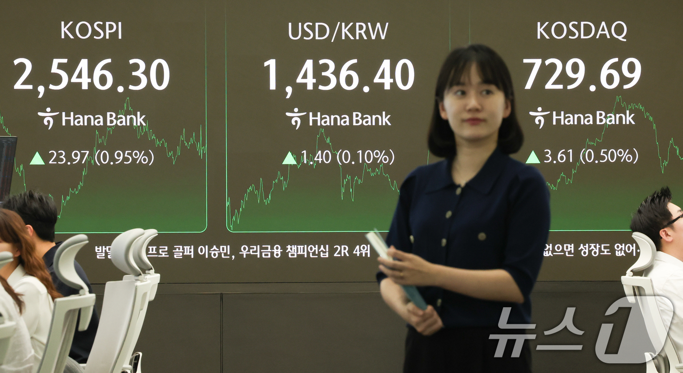 (서울=뉴스1) 허경 기자 = 25일 서울 중구 하나은행 본점 딜링룸 전광판에 코스피지수가 전날 종가와 비교해 23.97포인트(p)(0.95%) 상승한 2546.30을 나타내고 있 …