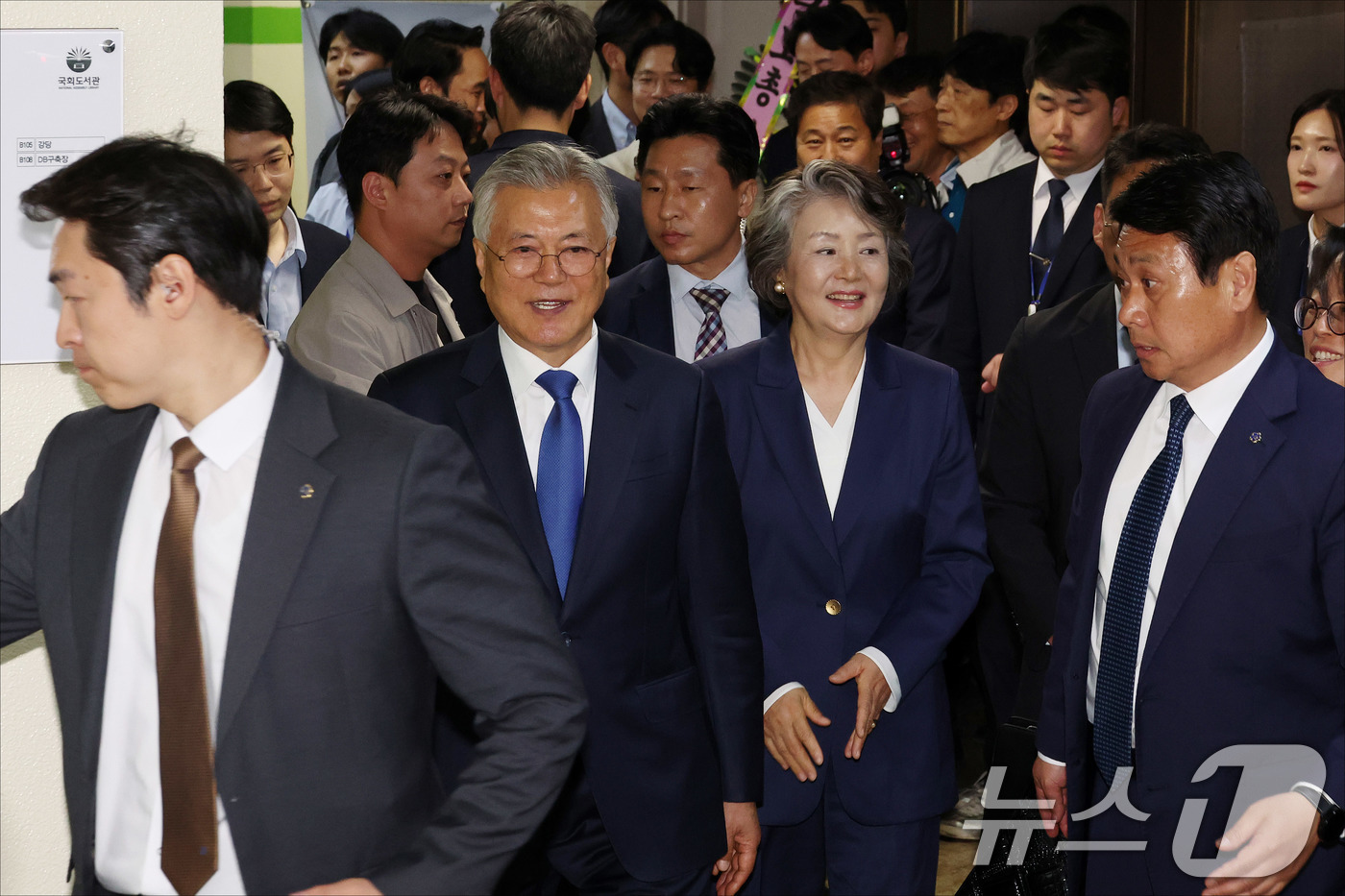 (서울=뉴스1) 안은나 기자 = 문재인 전 대통령과 김정숙 여사가 25일 오후 서울 여의도 국회도서관에서 4·27 판문점 선언 7주년 기념식을 마친 뒤 행사장을 나서고 있다. (공 …