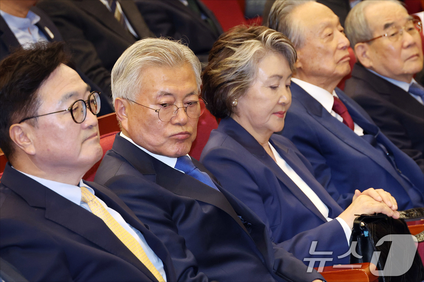 (서울=뉴스1) 안은나 기자 = 우원식 국회의장(왼쪽부터), 문재인 전 대통령, 김정숙 여사, 권노갑 김대중재단 이사장이 25일 오후 서울 여의도 국회도서관에서 열린  4·27 판 …