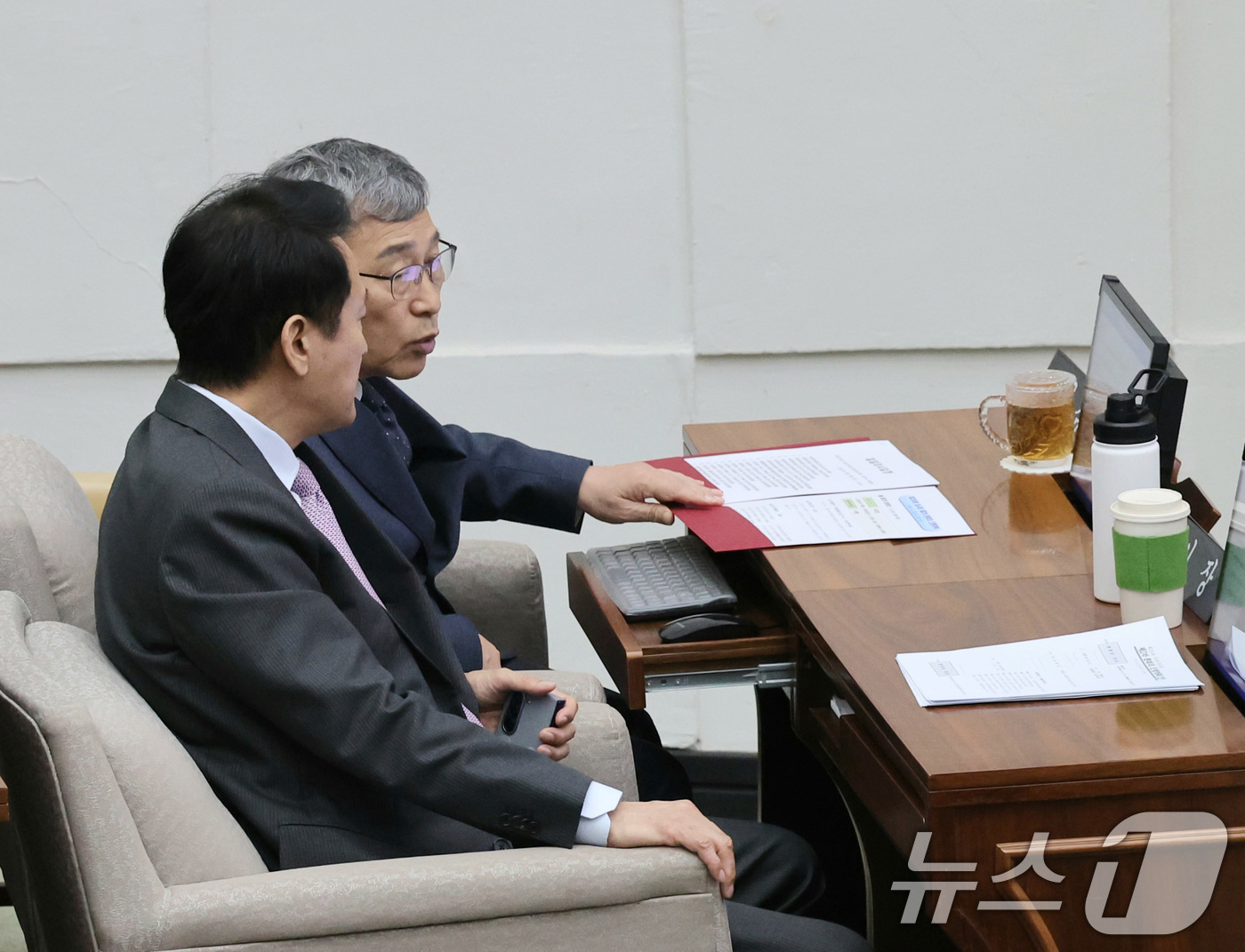 (서울=뉴스1) = 정근식 서울시교육감이 25일 서울 중구 서울시의회본회의장에서 열린 제330회 임시회 제2차 본회의에서 오세훈 서울시장과 대화를 나누고 있다. (서울시교육청 제공 …