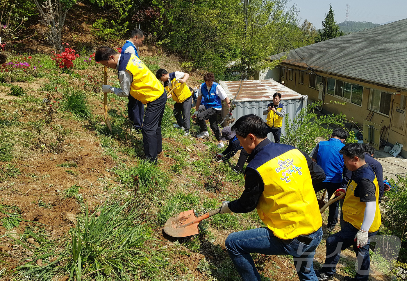 (충남=뉴스1) = 조영진 행정안전부 지방행정국장과 대한민국공무원노동조합총연맹 조합원들이 25일 오전 충남 아산시에 위치한 장애인복지시설인 '온유한집'을 방문해 시설 내외 환경정비 …