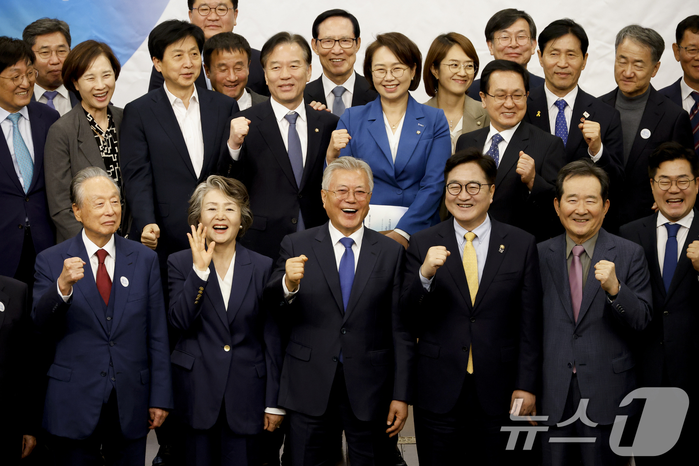 (서울=뉴스1) 안은나 기자 = 권노갑 김대중재단 이사장(앞줄 왼쪽부터), 김정숙 여사, 문재인 전 대통령, 우원식 국회의장, 정세균 전 국무총리, 박찬대 더불어민주당 대표 직무대 …