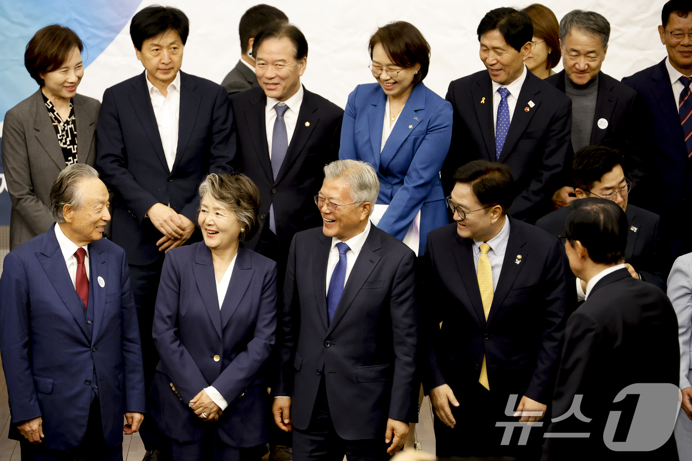 (서울=뉴스1) 안은나 기자 = 권노갑 김대중재단 이사장(앞줄 왼쪽부터), 김정숙 여사, 문재인 전 대통령, 우원식 국회의장이 25일 오후 서울 여의도 국회도서관에서 열린 4·27 …