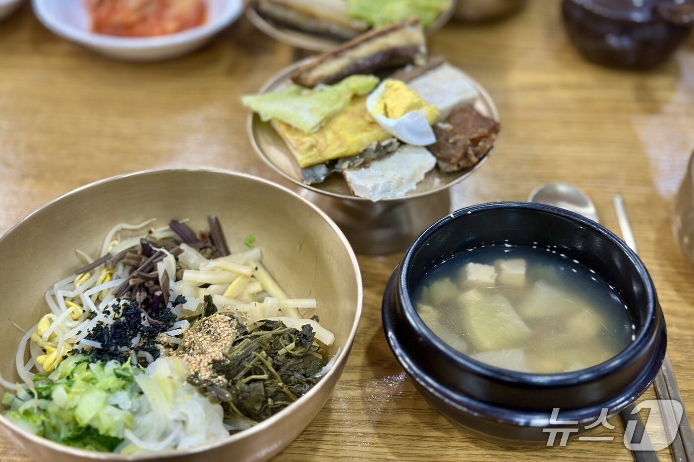 본문 이미지 - 밥에 제사 음식을 올려 간장으로 간한 뒤 비벼 먹는 요리이자 상차림으로, 경상북도 안동의 향토 음식인 헛제삿밥ⓒ News1 윤슬빈 기자