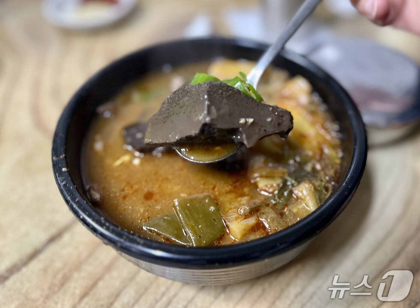 본문 이미지 - 안동 신시장에서 맛 볼 수 있는 선짓국밥ⓒ News1 윤슬빈 기자