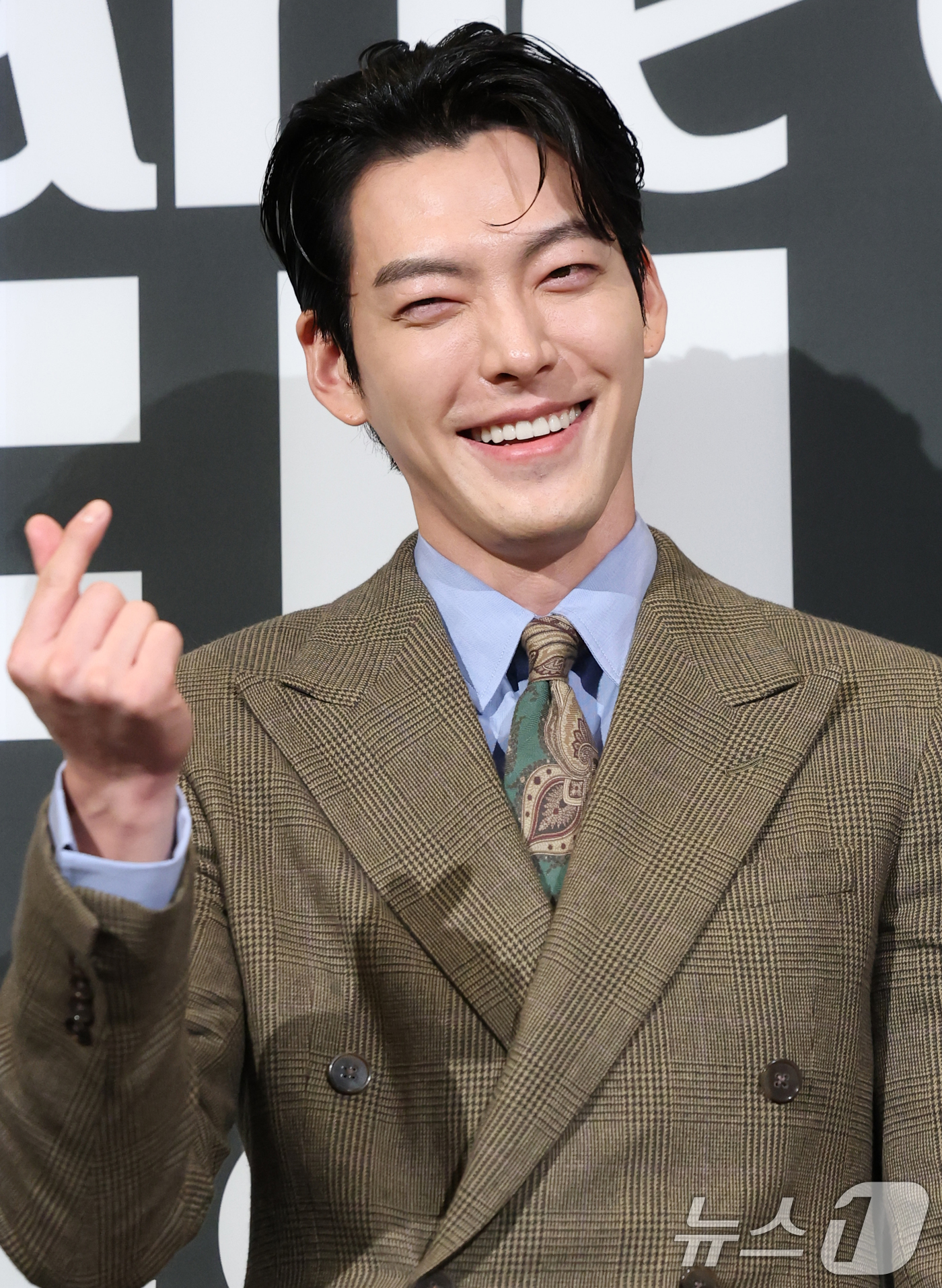 (서울=뉴스1) 권현진 기자 = 배우 김우빈이 25일 서울 용산구 CGV 용산아이파크몰에서 열린 ‘제12회 마리끌레르 영화제(MCFF)’ 포토콜 행사에 참석해 포즈를 취하고 있다. …