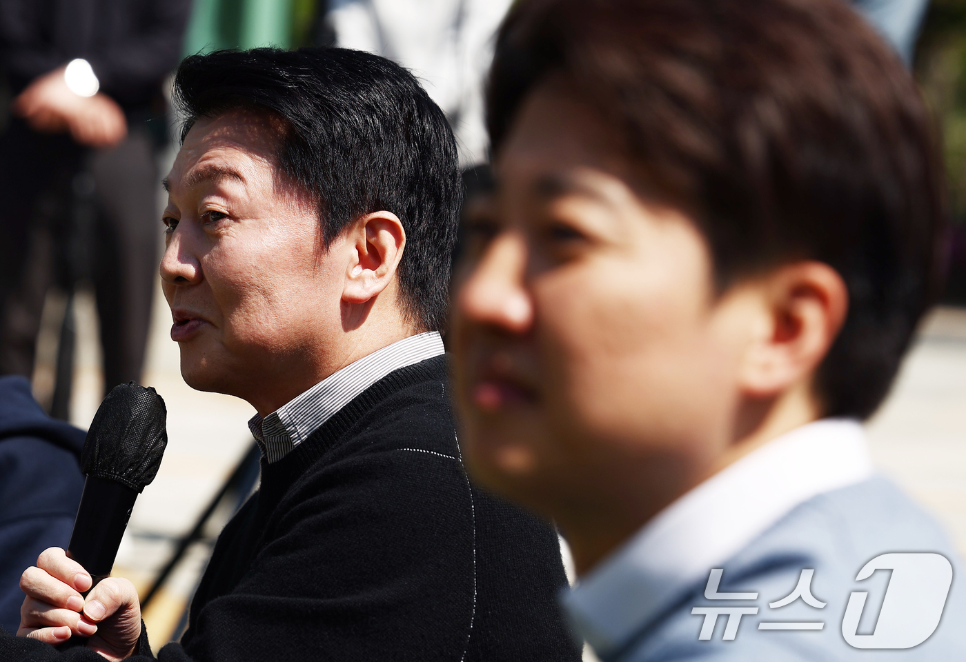 (성남=뉴스1) 김민지 기자 = 안철수 국민의힘 대선 경선 후보가 25일 경기 성남시 판교역 인근 광장에서 열린 '미래를 여는 단비토크, Ai 기술패권시대 대한민국 미래를 말하다' …