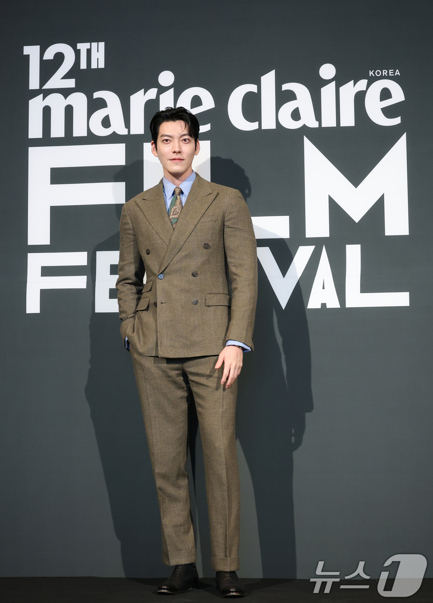 (서울=뉴스1) 권현진 기자 = 배우 김우빈이 25일 서울 용산구 CGV 용산아이파크몰에서 열린 ‘제12회 마리끌레르 영화제(MCFF)’ 포토콜 행사에 참석해 포즈를 취하고 있다. …