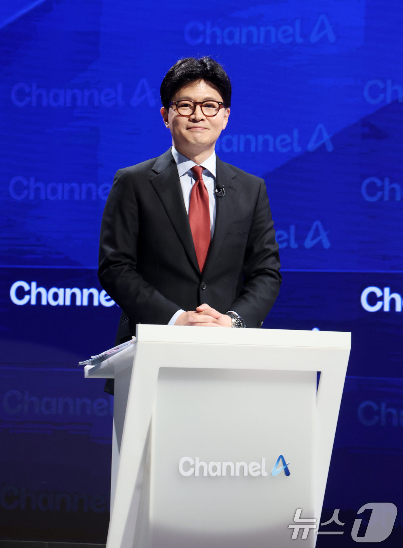 (서울=뉴스1) 국회사진취재단 = 한동훈 국민의힘 대선 경선 후보가 25일 오후 서울 종로구 동아미디어센터 채널A 오픈스튜디오에서 홍준표 후보와의 일대일 맞수 토론 시작을 기다리고 …