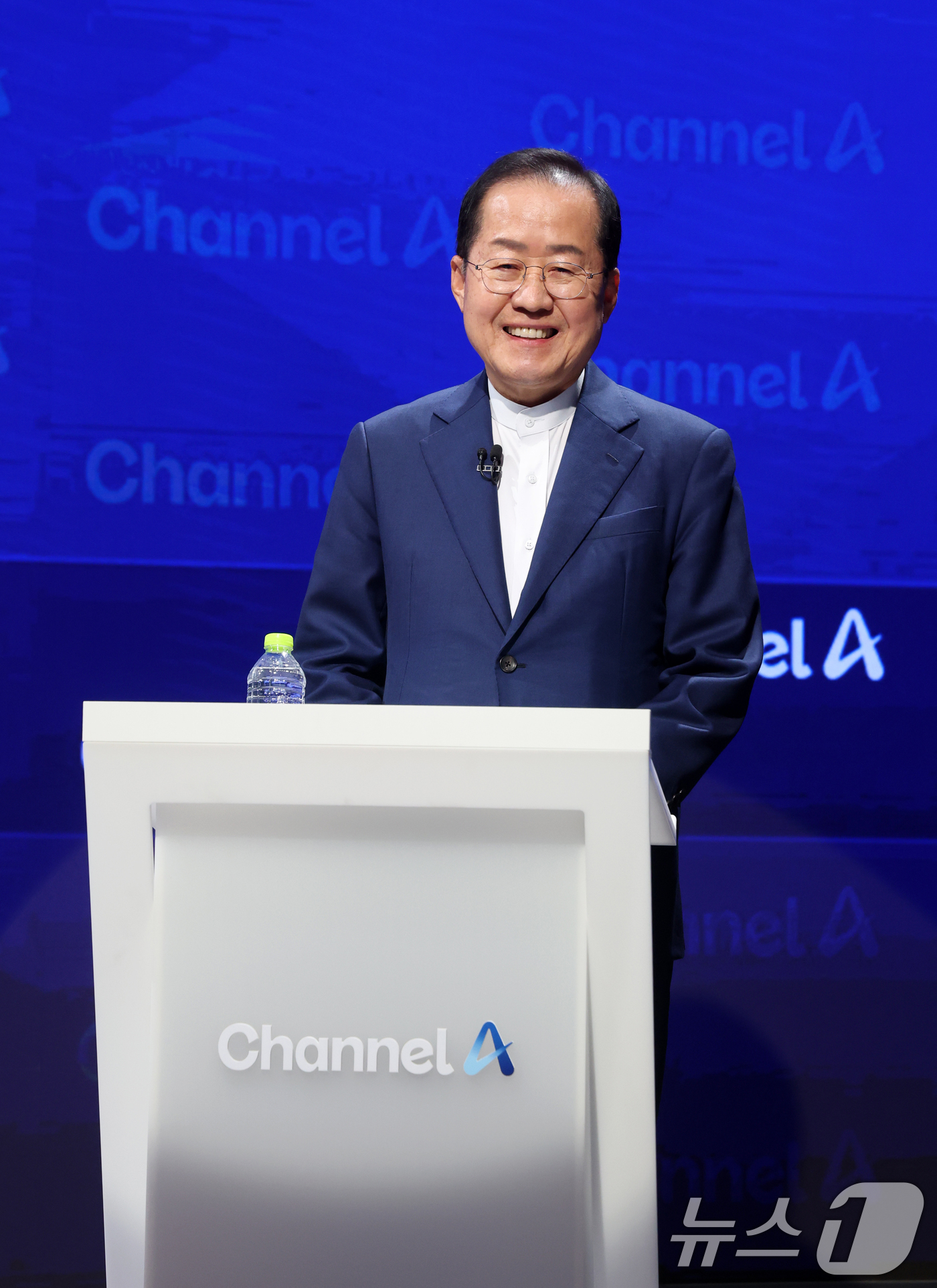 (서울=뉴스1) 국회사진취재단 = 홍준표 국민의힘 대선 경선 후보가 25일 오후 서울 종로구 동아미디어센터 채널A 오픈스튜디오에서 한동훈 후보와의 일대일 맞수 토론 시작을 기다리고 …