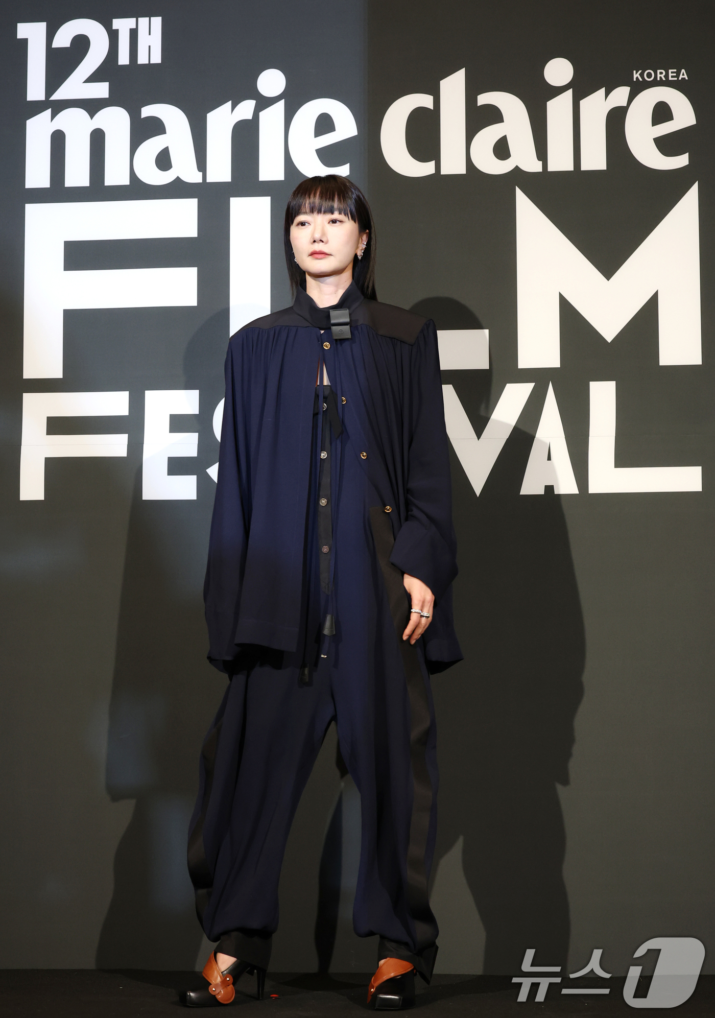 (서울=뉴스1) 권현진 기자 = 배우 배두나가 25일 서울 용산구 CGV 용산아이파크몰에서 열린 ‘제12회 마리끌레르 영화제(MCFF)’ 포토콜 행사에 참석해 포즈를 취하고 있다. …