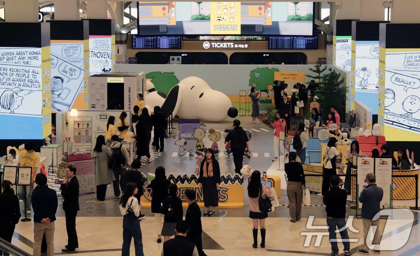 (서울=뉴스1) = 신세계백화점이 오는 5월 6일까지 강남점 1층에서 글로벌 인기 만화 '피너츠'의 75주년 팝업스토어를 단독으로 선보인 후 센텀시티, 대구점에서 연달아 선보인다고 …
