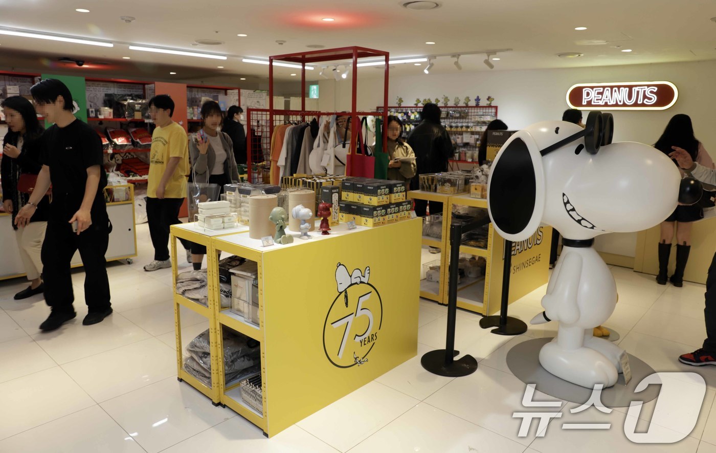 (서울=뉴스1) = 신세계백화점이 오는 5월 6일까지 강남점 1층에서 글로벌 인기 만화 '피너츠'의 75주년 팝업스토어를 단독으로 선보인 후 센텀시티, 대구점에서 연달아 선보인다고 …
