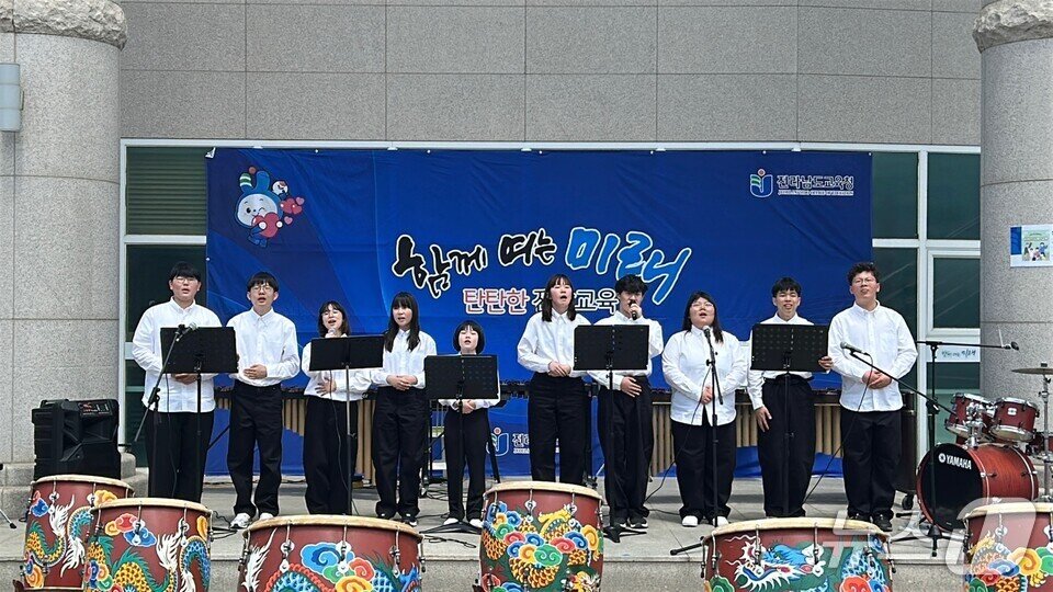 본문 이미지 - 함평영화학교 합창부 &#39;영화로운 멜로디&#39;가 전남교육청의 &#39;사회적 장애인식개선교육&#39; 행사에 참석, 노래를 부르고 있다.&#40;전남도교육청 제공, 재판매 및 DB 금지&#41;
