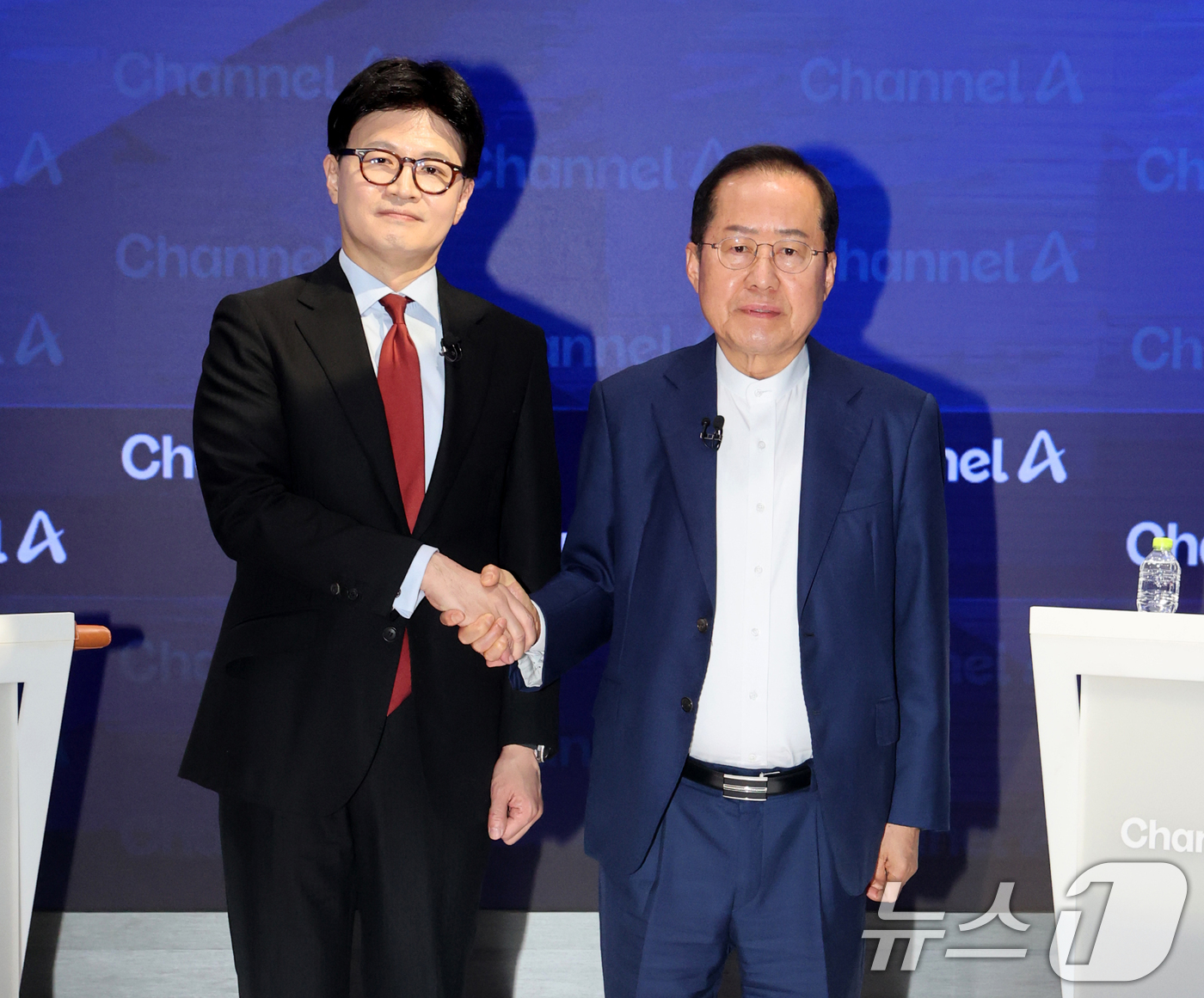 (서울=뉴스1) 국회사진취재단 = 25일 오후 종로 동아미디어센터 채널A 오픈스튜디오에서 국민의힘 대선 2차 경선 진출자인 한동훈 홍준표 후보가 방송 전 악수를 하고있다. 일대일 …