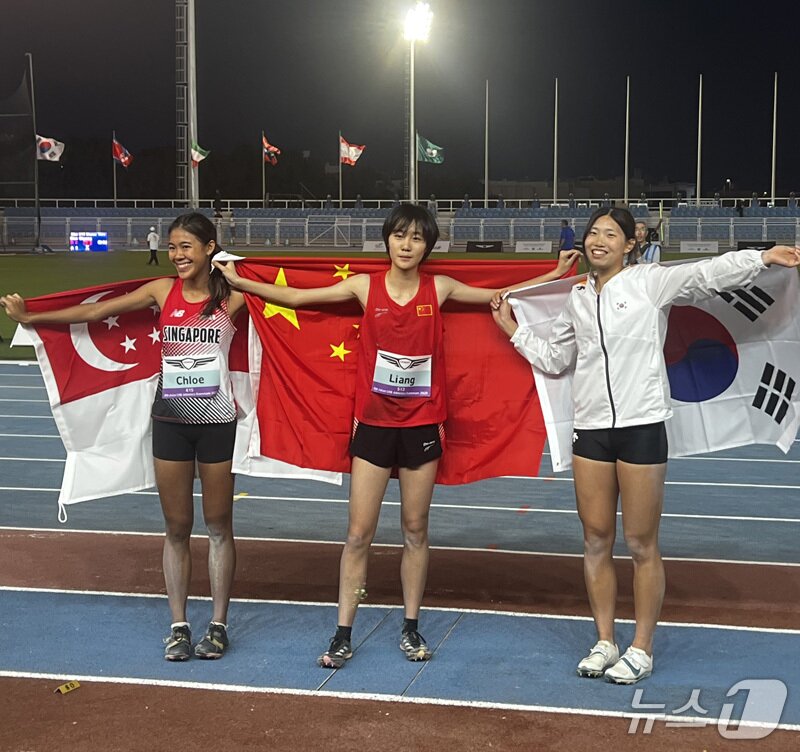 본문 이미지 -  광양하이텍고등학교 서예지 학생&#40;오른쪽&#41;이 아시아U18육상경기대회 여자 멀리뛰기 경기에서 동메달을 획득한 뒤 기념사진을 찍고 있다. &#40;전남도교육청 제공, 재판매 및 DB 금지&#41;