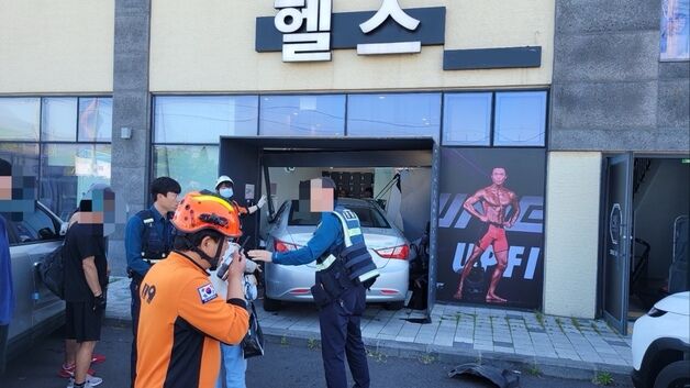 운동하러 갔다가 날벼락…제주서 승용차 헬스장 돌진 2명 부상