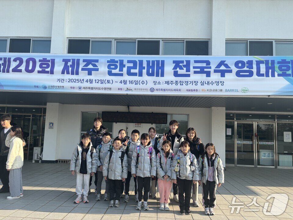 본문 이미지 - 영암초 수영부 학생들이 기념사진을 찍고 있다. &#40;전남도교육청 제공, 재판매 및 DB 금지&#41;