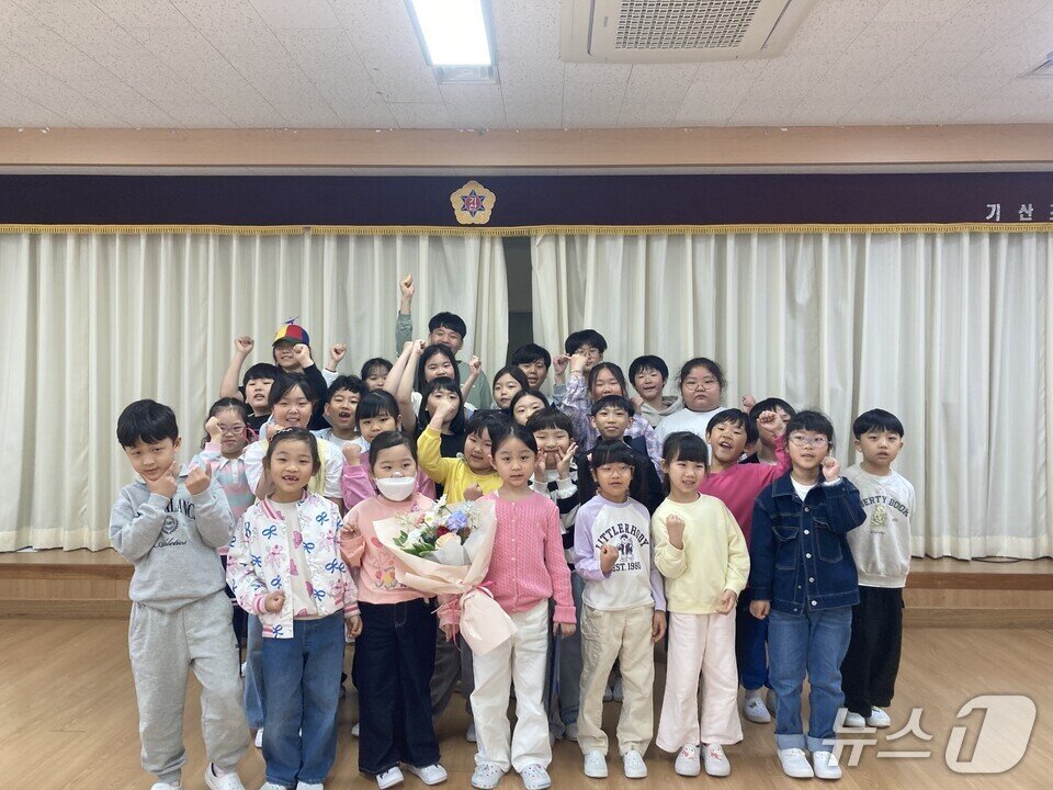 본문 이미지 -  기산초등학교 전교생들이 화이팅을 외치며 기념사진을 찍고 있다.&#40;전남도교육청 제공, 재판매 및 DB 금지&#41;