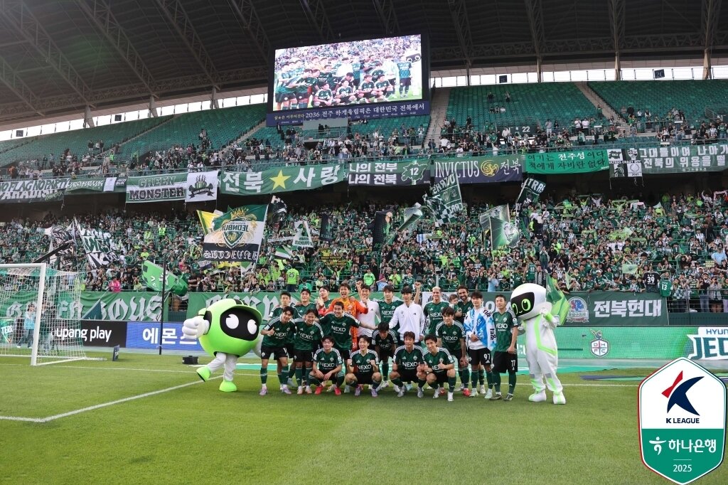 본문 이미지 - 전주성에 뜨거운 분위기에 놀랐다는 정조국 코치는, 팬들을 위해 전북은 더 달라질 것이라 자신했다. (한국프로축구연맹 제공)