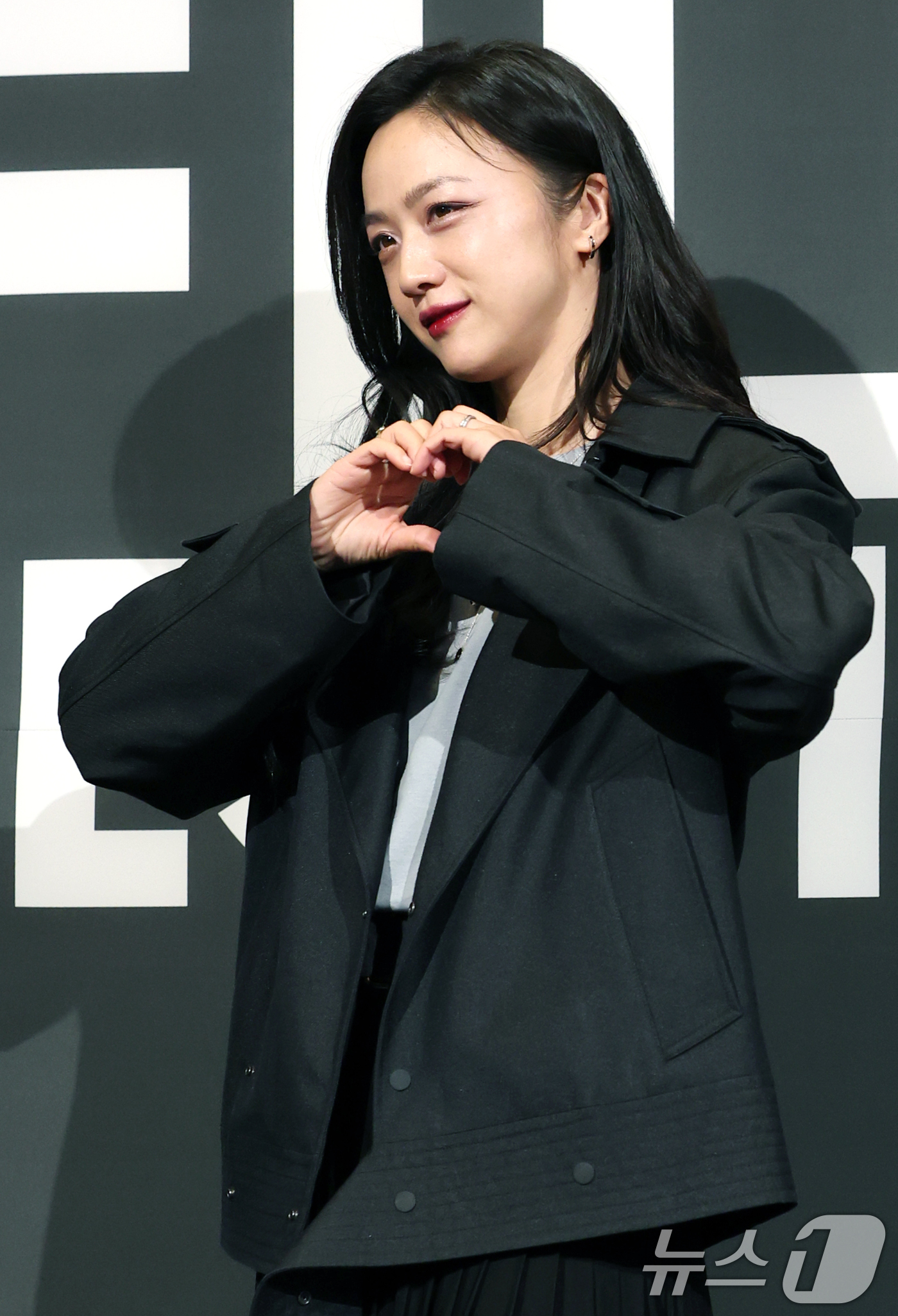 (서울=뉴스1) 권현진 기자 = 배우 탕웨이가 25일 서울 용산구 CGV 용산아이파크몰에서 열린 ‘제12회 마리끌레르 영화제(MCFF)’ 포토콜 행사에 참석해 볼 하트 포즈를 취하 …