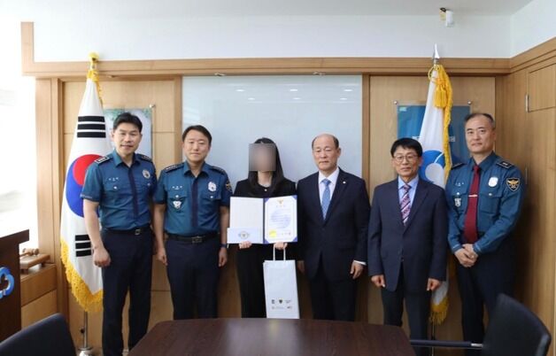 체크카드 7장으로 1000만원 인출…보이스피싱 잡은 은행원