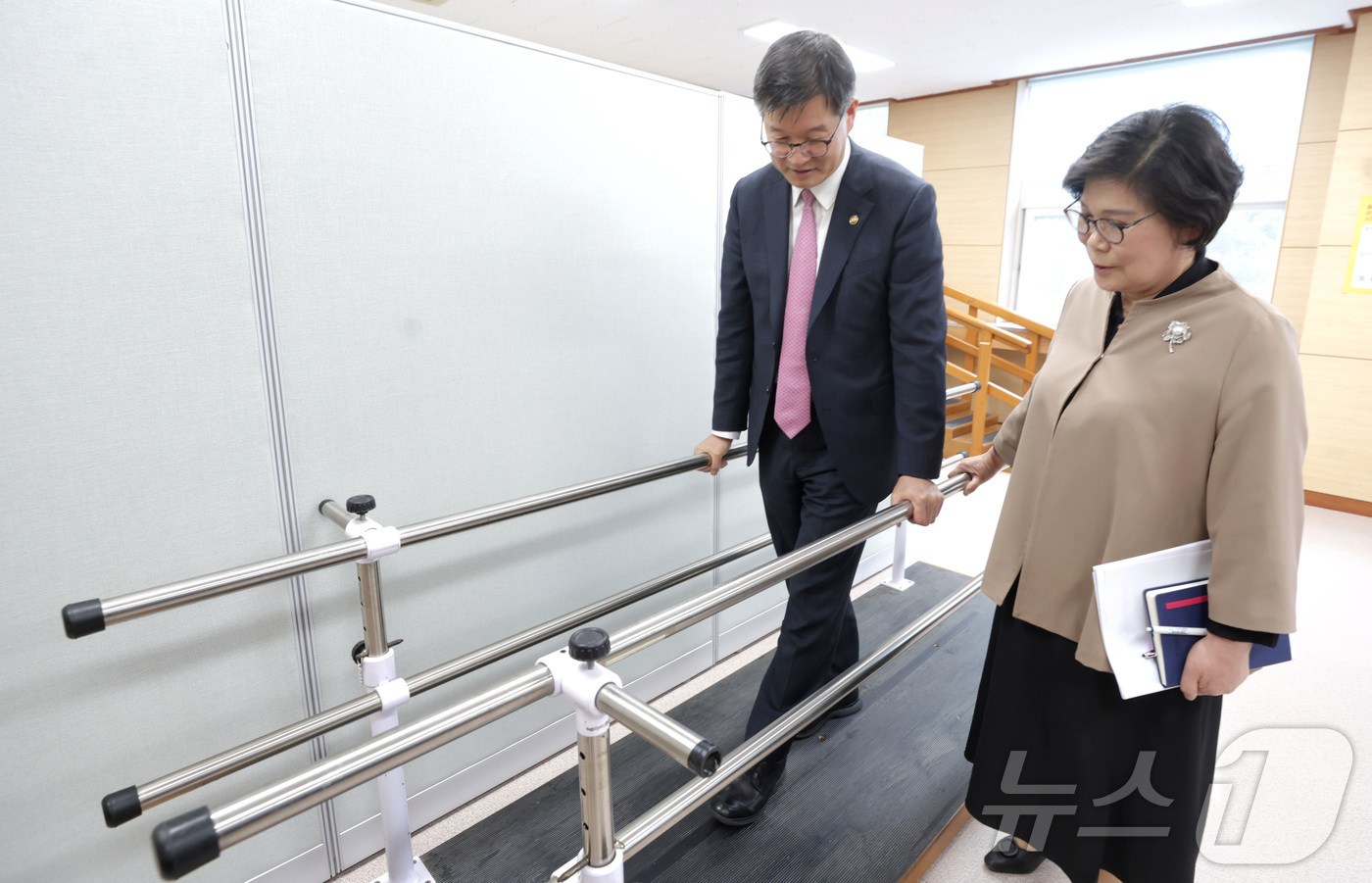 (서울=뉴스1) = 이기일 보건복지부 1차관이 25일 경기도 양주시 서정대에서 열린 외국인 유학생 요양보호사 양성 간담회에 앞서 시설 점검을 하고 있다. (보건복지부 제공. 재판매 …