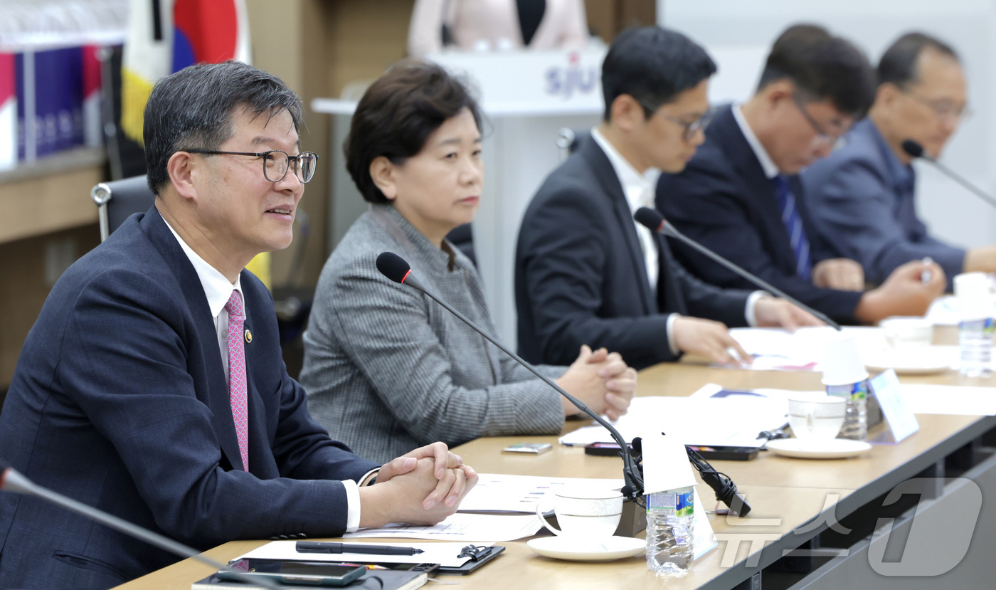 (서울=뉴스1) = 이기일 보건복지부 1차관이 25일 경기도 양주시 서정대에서 열린 외국인 유학생 요양보호사 양성 간담회에서 모두발언을 하고 있다. (보건복지부 제공. 재판매 및 …
