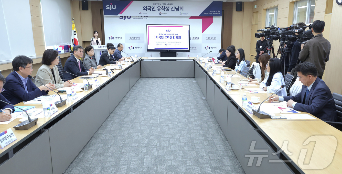 (서울=뉴스1) = 이기일 보건복지부 1차관이 25일 경기도 양주시 서정대에서 열린 외국인 유학생 요양보호사 양성 간담회에서 모두발언을 하고 있다. (보건복지부 제공. 재판매 및 …
