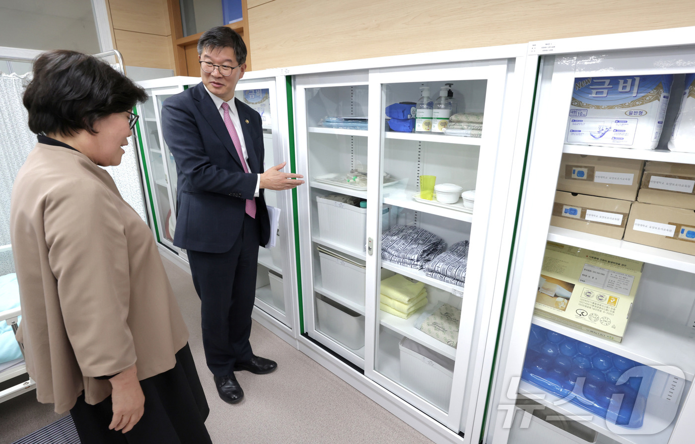 (서울=뉴스1) = 이기일 보건복지부 1차관이 25일 경기도 양주시 서정대에서 열린 외국인 유학생 요양보호사 양성 간담회에 앞서 시설 점검을 하고 있다. (보건복지부 제공. 재판매 …