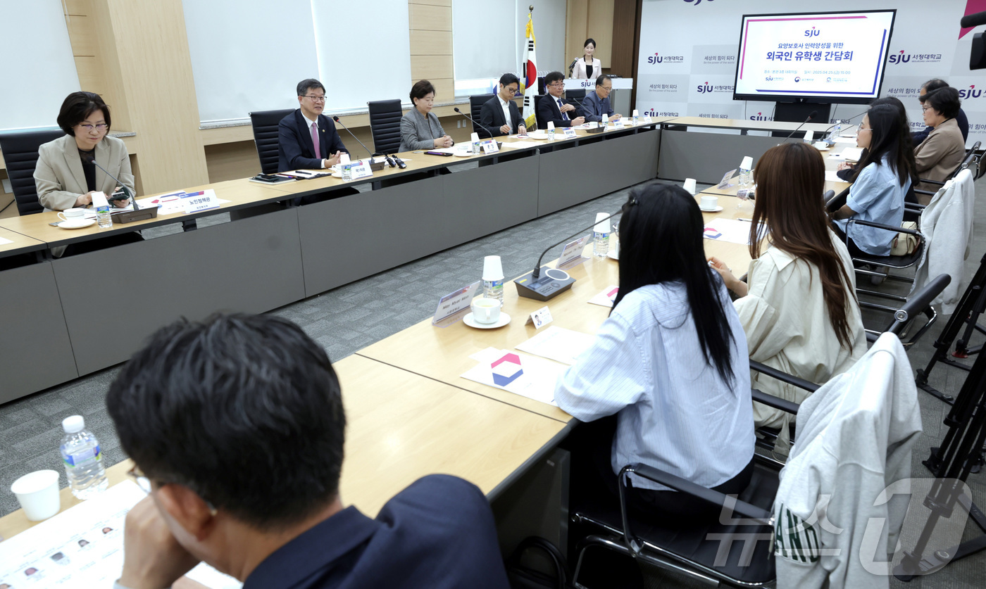 (서울=뉴스1) = 이기일 보건복지부 1차관이 25일 경기도 양주시 서정대에서 열린 외국인 유학생 요양보호사 양성 간담회에서 모두발언을 하고 있다. (보건복지부 제공. 재판매 및 …