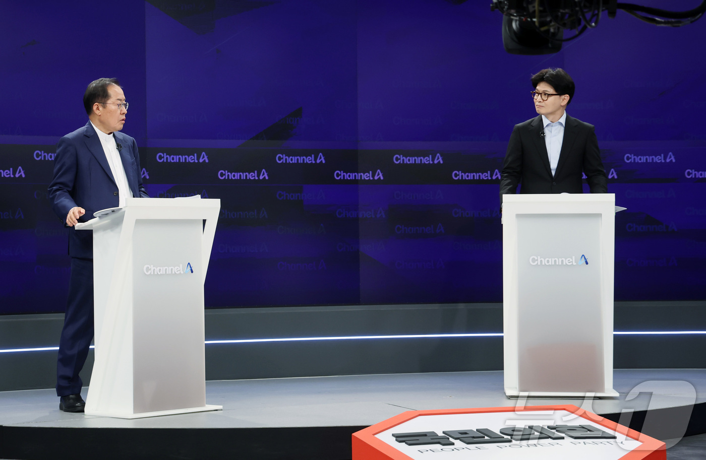 (서울=뉴스1) 국회사진취재단 = 홍준표(왼쪽), 한동훈 국민의힘 대선 경선 후보가 25일 오후 서울 종로구 동아미디어센터 채널A 오픈스튜디오에서 열린 일대일 맞수 토론에서 방송 …