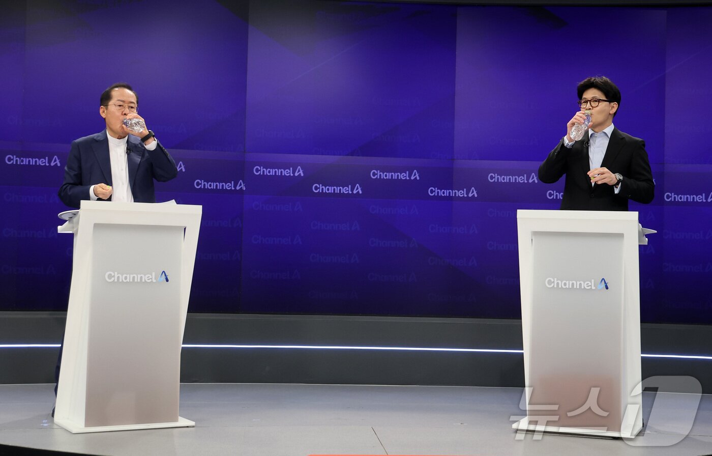 본문 이미지 - 홍준표(왼쪽), 한동훈 국민의힘 대선 경선 후보가 25일 오후 서울 종로구 동아미디어센터 채널A 오픈스튜디오에서 열린 일대일 맞수 토론에서 방송 시작을 기다리며 물을 마시고 있다. 2025.4.25/뉴스1 ⓒ News1 국회사진취재단