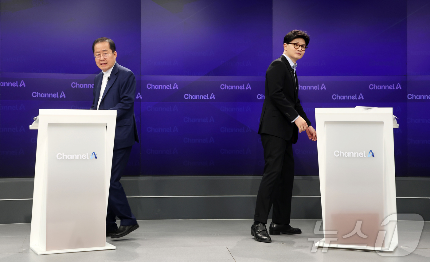 (서울=뉴스1) 국회사진취재단 = 홍준표(왼쪽), 한동훈 국민의힘 대선 경선 후보가 25일 오후 서울 종로구 동아미디어센터 채널A 오픈스튜디오에서 열린 일대일 맞수 토론에 앞서 기 …
