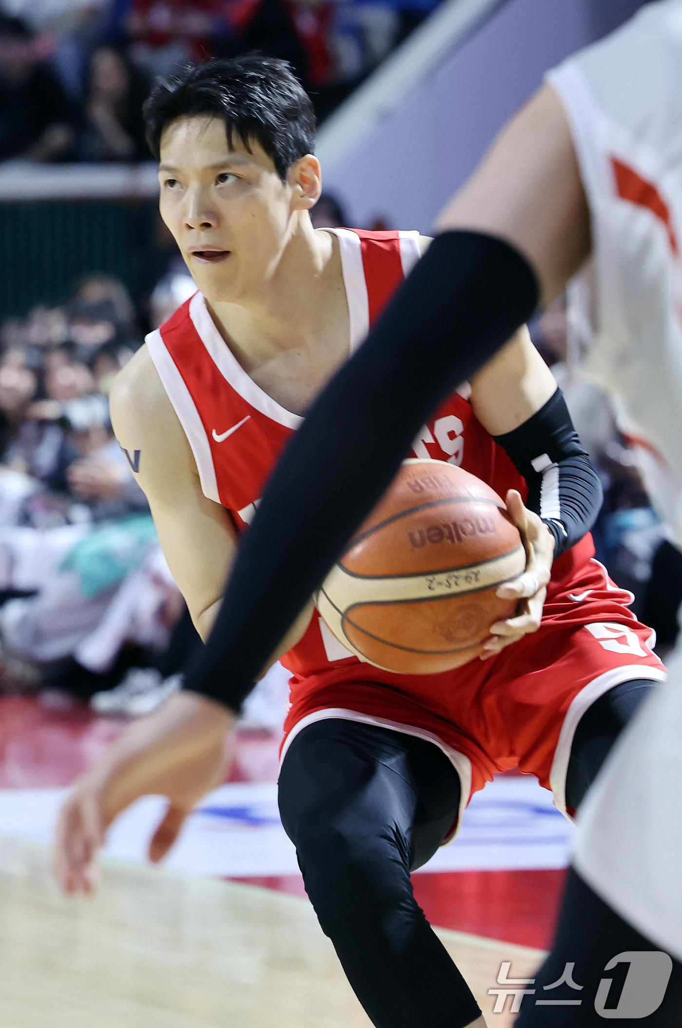 (서울=뉴스1) 이동해 기자 = 25일 오후 서울 송파구 잠실학생체육관에서 열린 2024-2025 프로농구 4강 플레이오프 2차전 서울 SK 나이츠와 수원 KT 소닉붐의 경기 1쿼 …