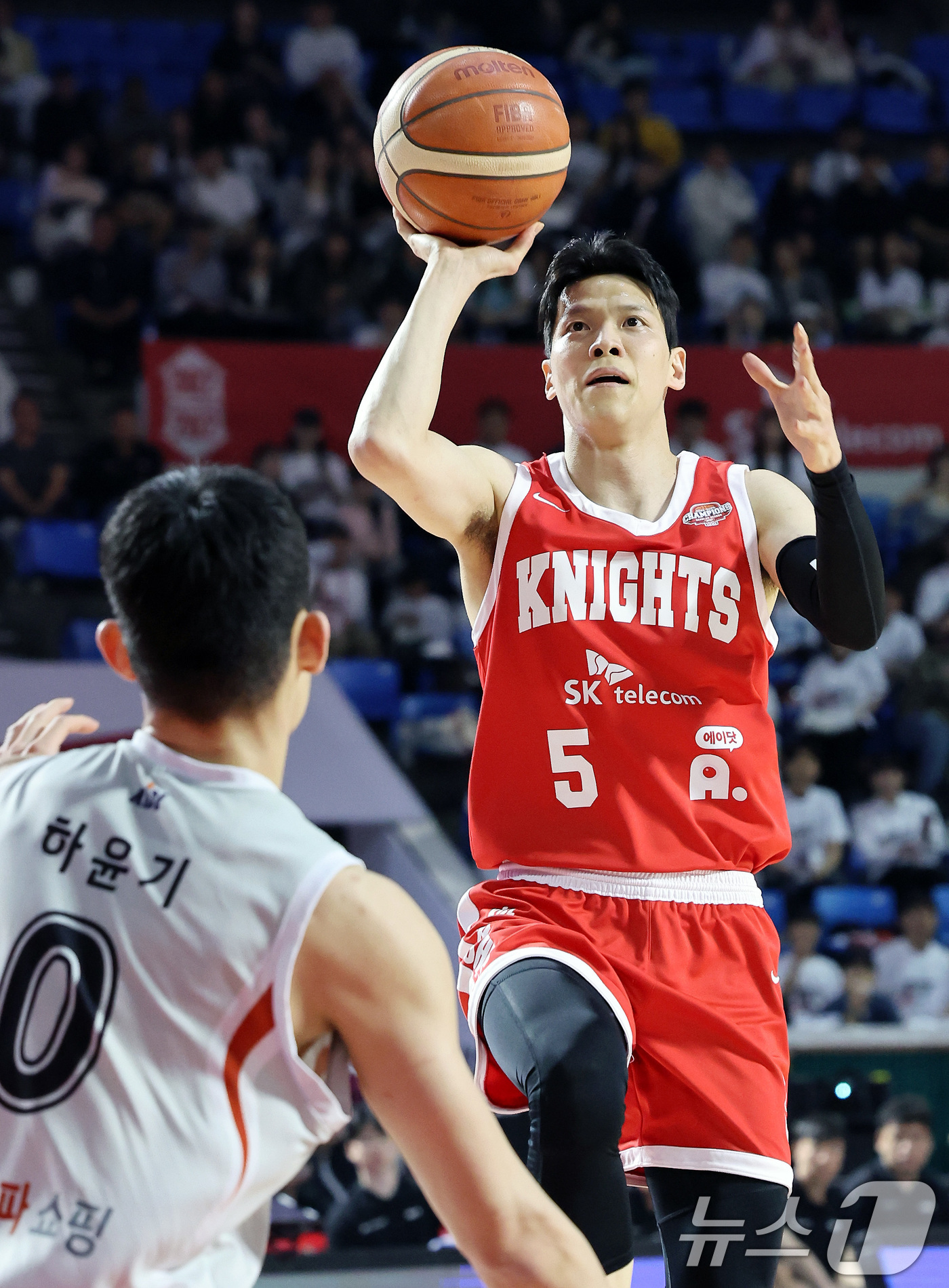 (서울=뉴스1) 이동해 기자 = 25일 오후 서울 송파구 잠실학생체육관에서 열린 2024-2025 프로농구 4강 플레이오프 2차전 서울 SK 나이츠와 수원 KT 소닉붐의 경기 1쿼 …