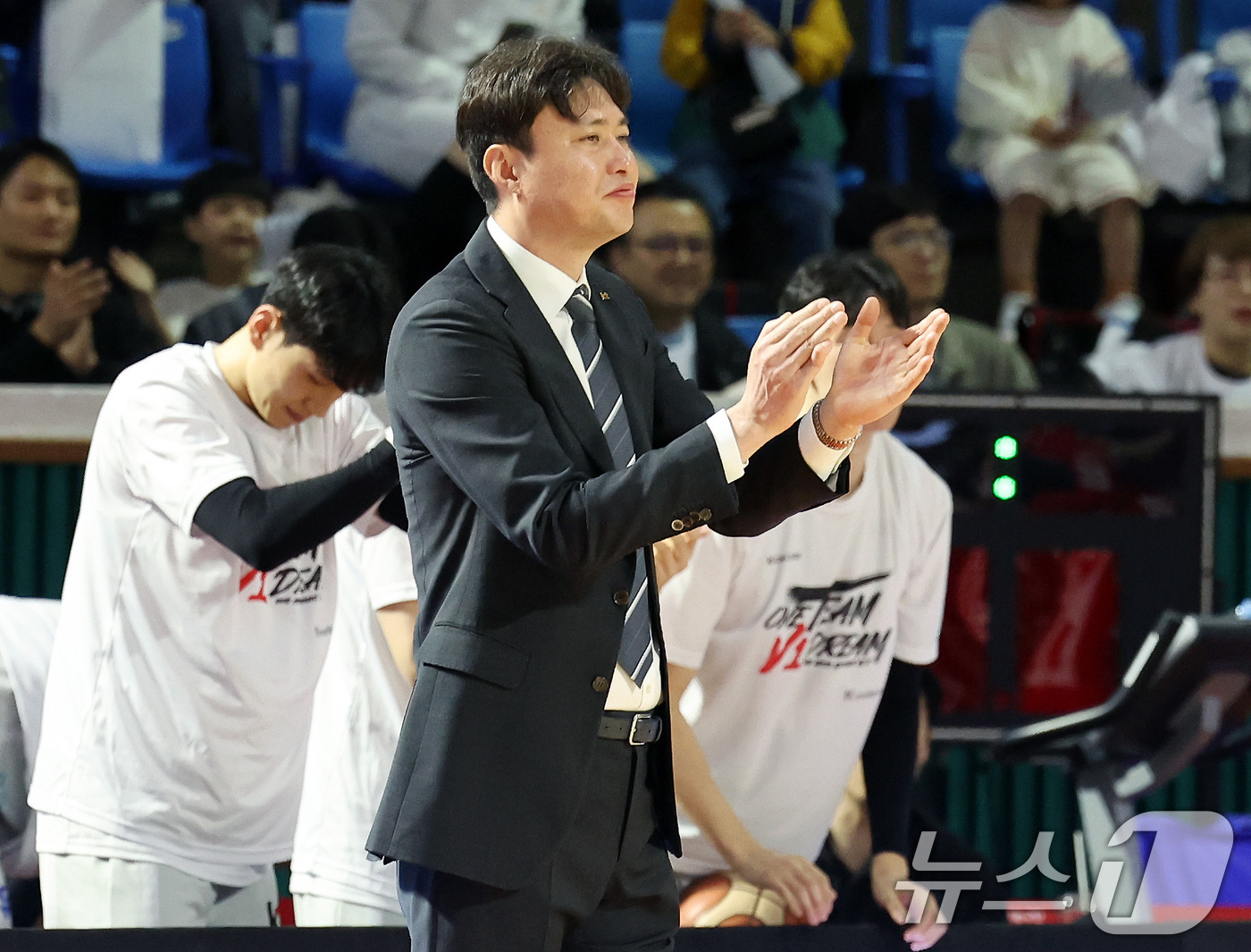 (서울=뉴스1) 이동해 기자 = KT 송영진 감독이 25일 오후 서울 송파구 잠실학생체육관에서 열린 2024-2025 프로농구 4강 플레이오프 2차전 서울 SK 나이츠와 수원 KT …