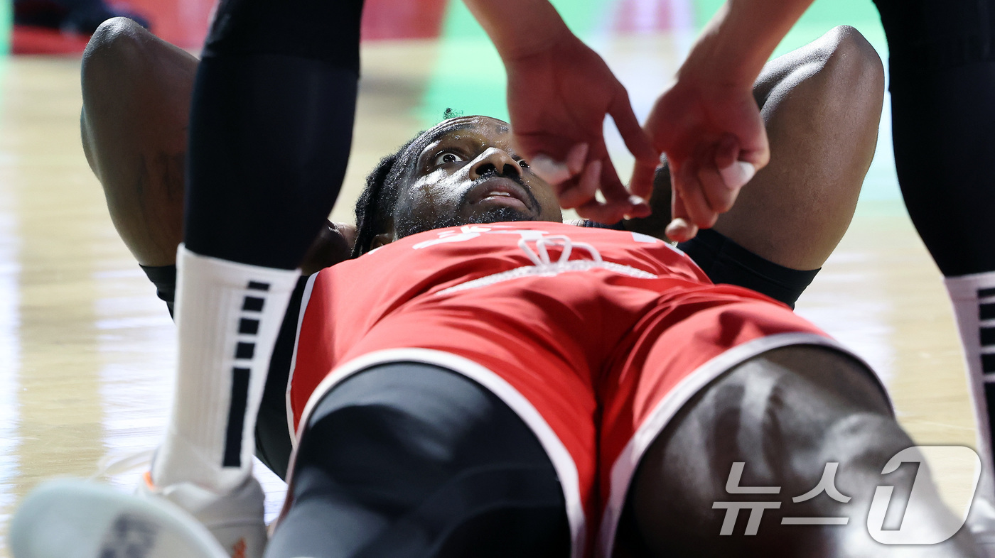 (서울=뉴스1) 이동해 기자 = 25일 오후 서울 송파구 잠실학생체육관에서 열린 2024-2025 프로농구 4강 플레이오프 2차전 서울 SK 나이츠와 수원 KT 소닉붐의 경기 1쿼 …