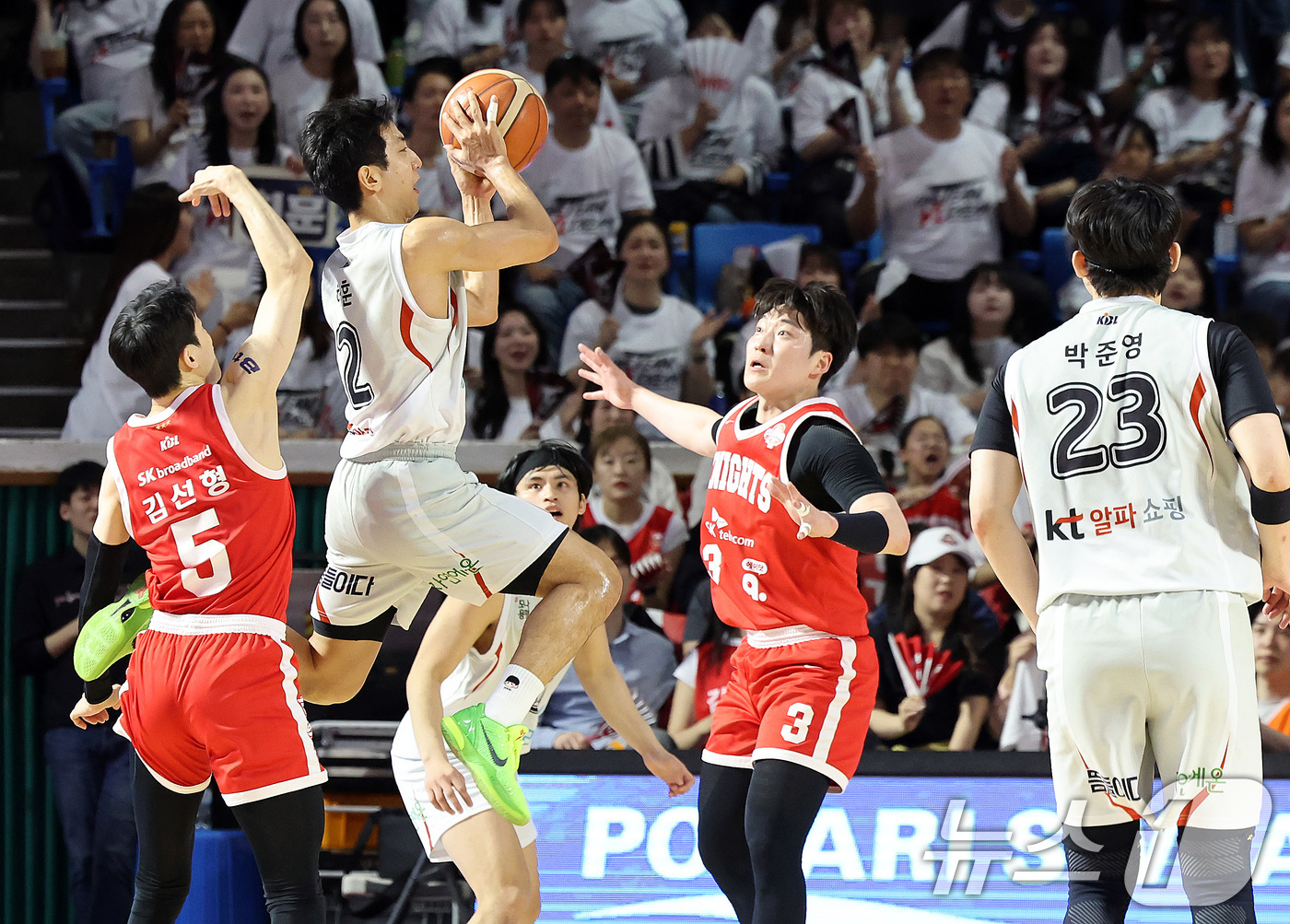 (서울=뉴스1) 이동해 기자 = 25일 오후 서울 송파구 잠실학생체육관에서 열린 2024-2025 프로농구 4강 플레이오프 2차전 서울 SK 나이츠와 수원 KT 소닉붐의 경기 1쿼 …