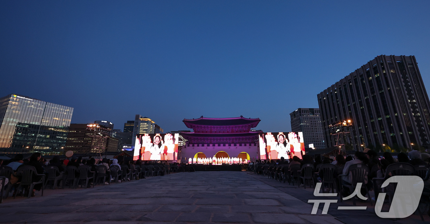 (서울=뉴스1) 김성진 기자 = 25일 서울 종로구 경복궁 흥례문 광장에서 열린 2025 궁중문화축전 개막제에서 서울시 소년소녀 합창단이 축하공연을 하고 있다.'궁중문화축전'은 대 …