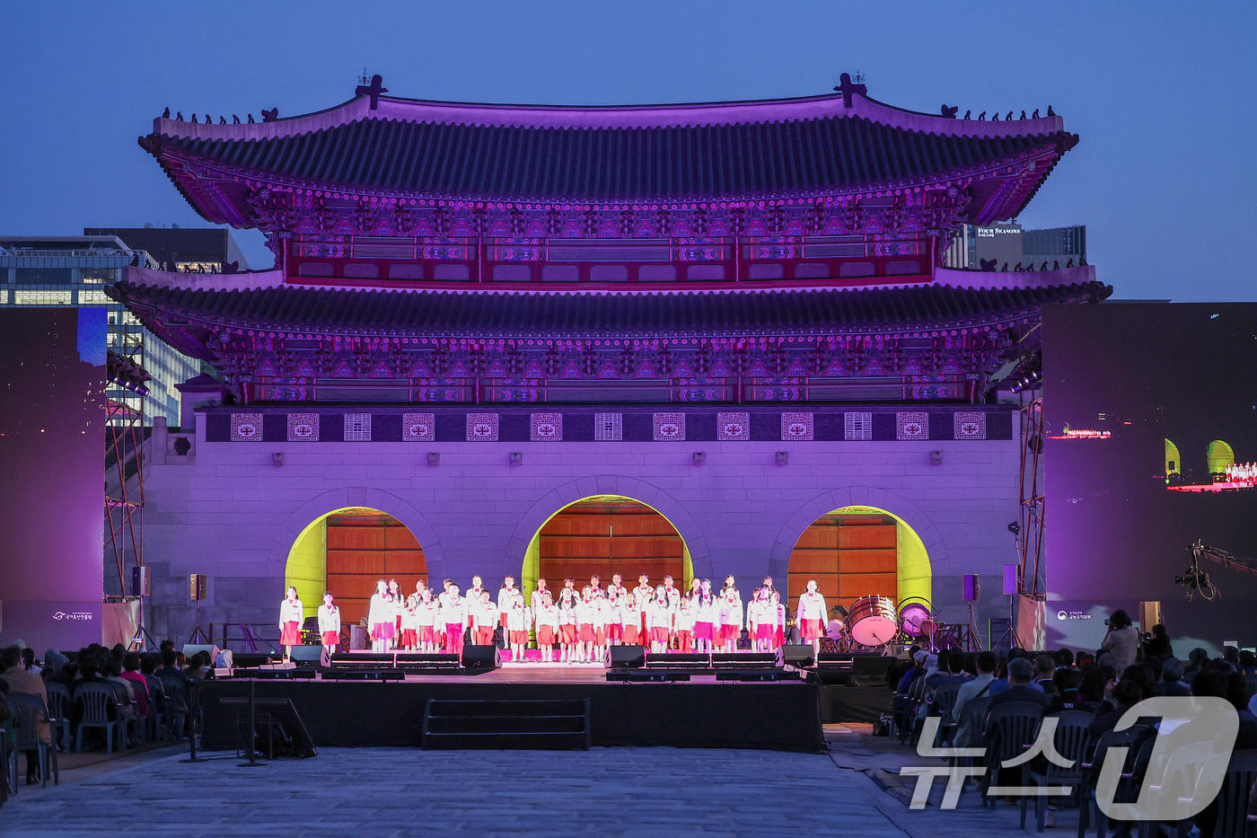 (서울=뉴스1) 김성진 기자 = 25일 서울 종로구 경복궁 흥례문 광장에서 열린 2025 궁중문화축전 개막제에서 서울시 소년소녀 합창단이 축하공연을 하고 있다.'궁중문화축전'은 대 …