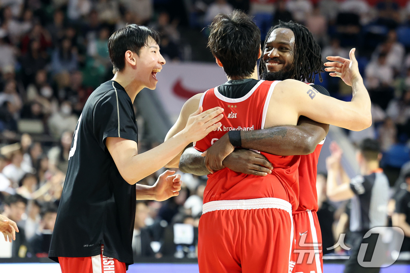 (서울=뉴스1) 이동해 기자 = 25일 오후 서울 송파구 잠실학생체육관에서 열린 2024-2025 프로농구 4강 플레이오프 2차전 서울 SK 나이츠와 수원 KT 소닉붐의 경기 3쿼 …