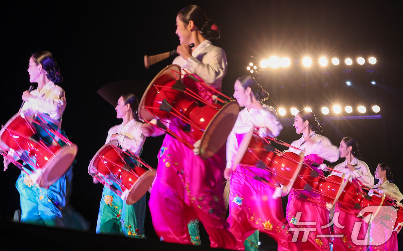 (서울=뉴스1) 김성진 기자 = 25일 서울 종로구 경복궁 흥례문 광장에서 열린 2025 궁중문화축전 개막제에서 주제공연 제1경 기미가 진행되고 있다.'궁중문화축전'은 대한민국을 …