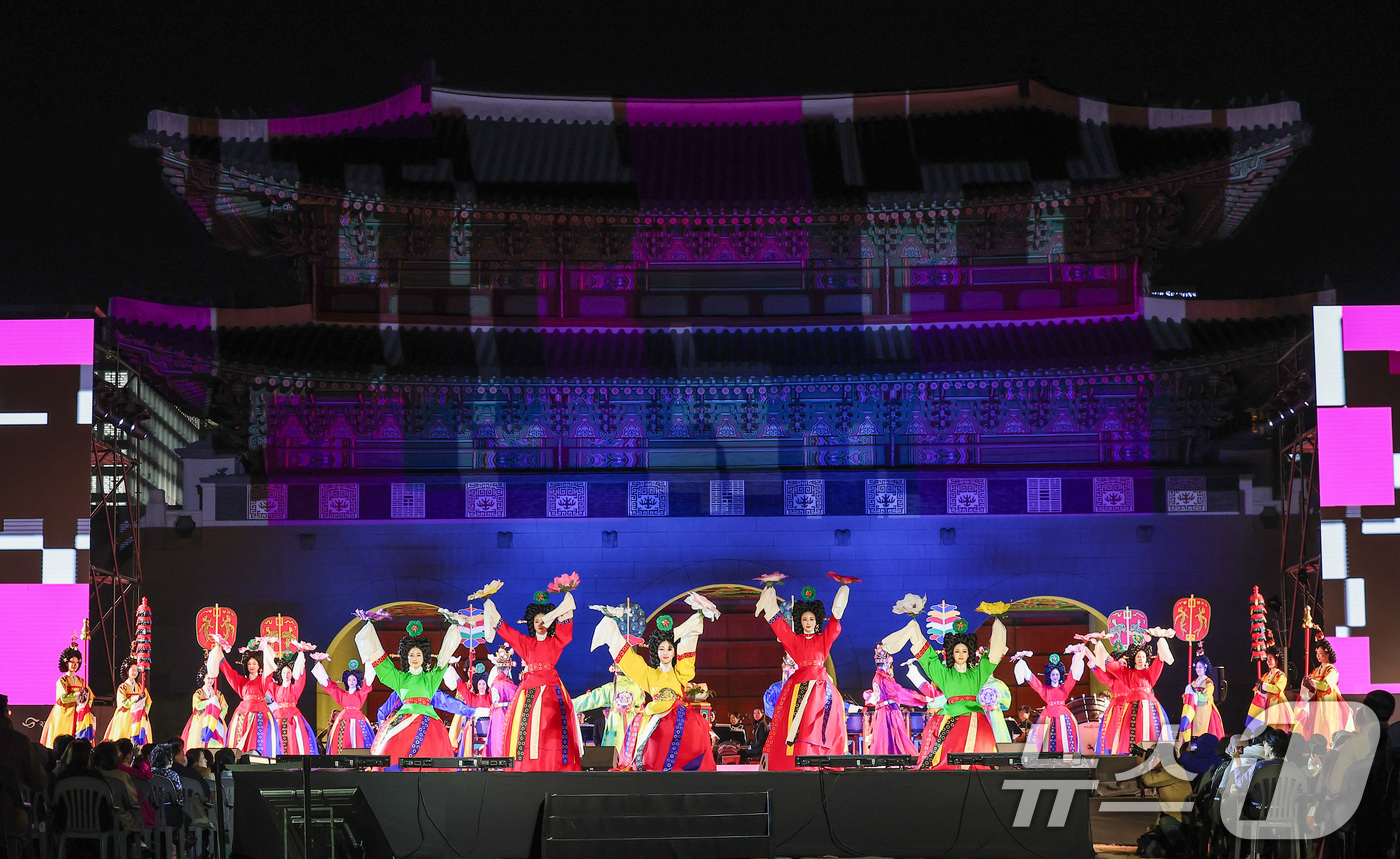 (서울=뉴스1) 김성진 기자 = 25일 서울 종로구 경복궁 흥례문 광장에서 열린 2025 궁중문화축전 개막제에서 주제공연 제2경 개화가 진행되고 있다.'궁중문화축전'은 대한민국을 …